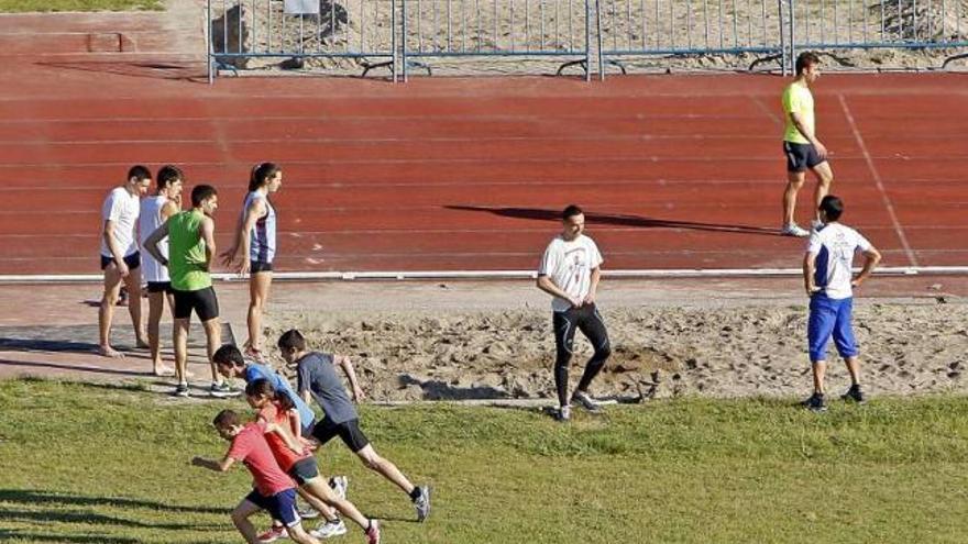 Varios atletas, en un entrenamiento de esta semana. // Marta G. Brea