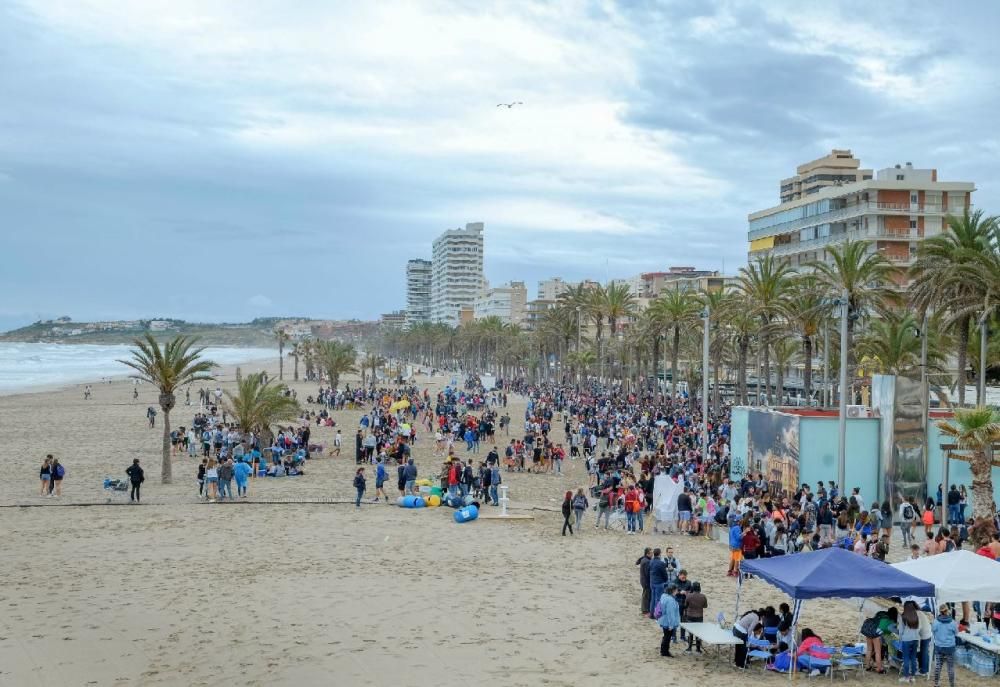 Miles de jóvenes celebran el botellón en la playa de San Juan