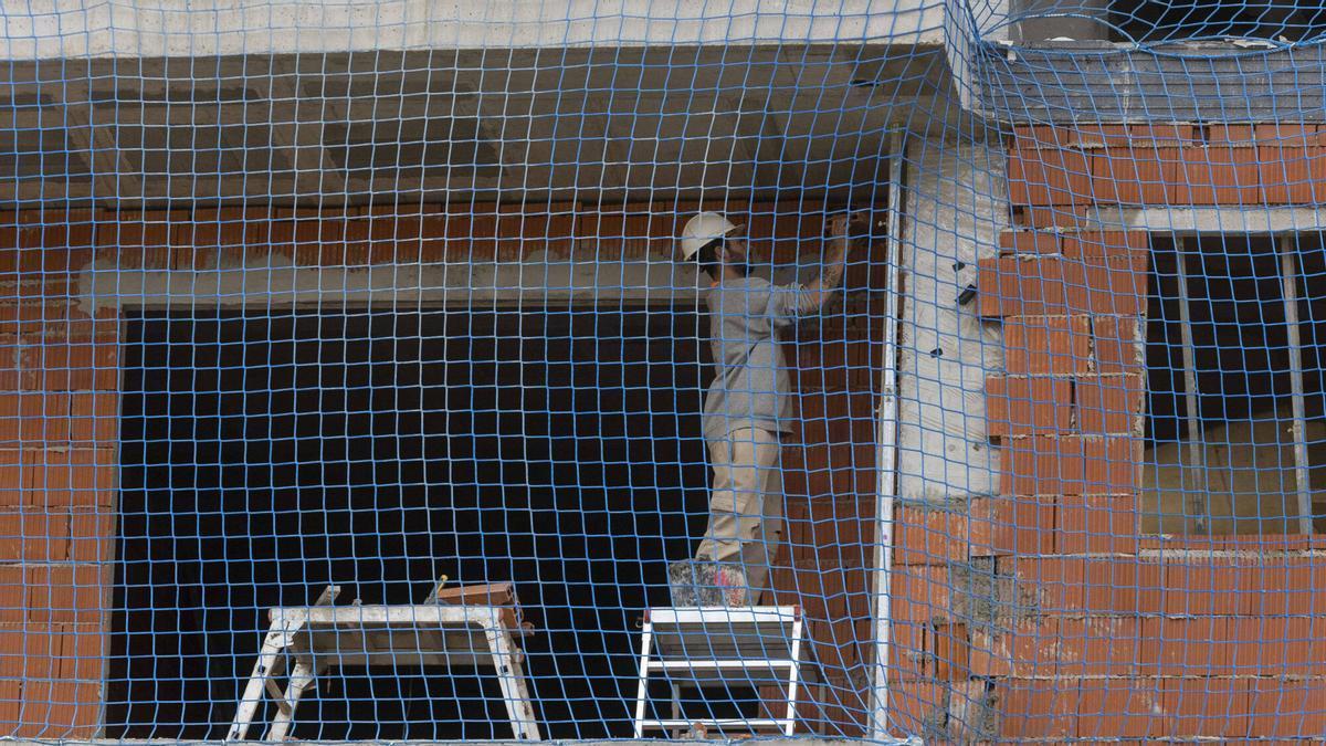 Imagen de archivo de un trabajador en una obra en Valencia.