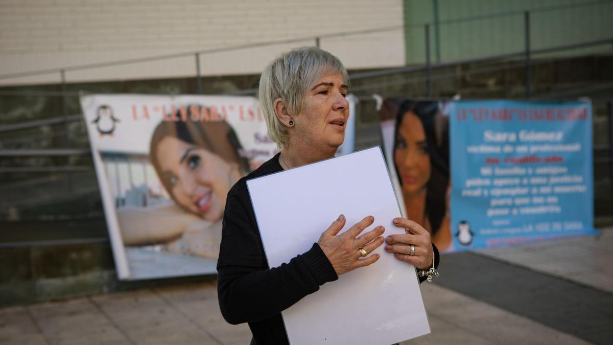 La madre de Sara, a las puertas del juzgado con carteles de su hija.