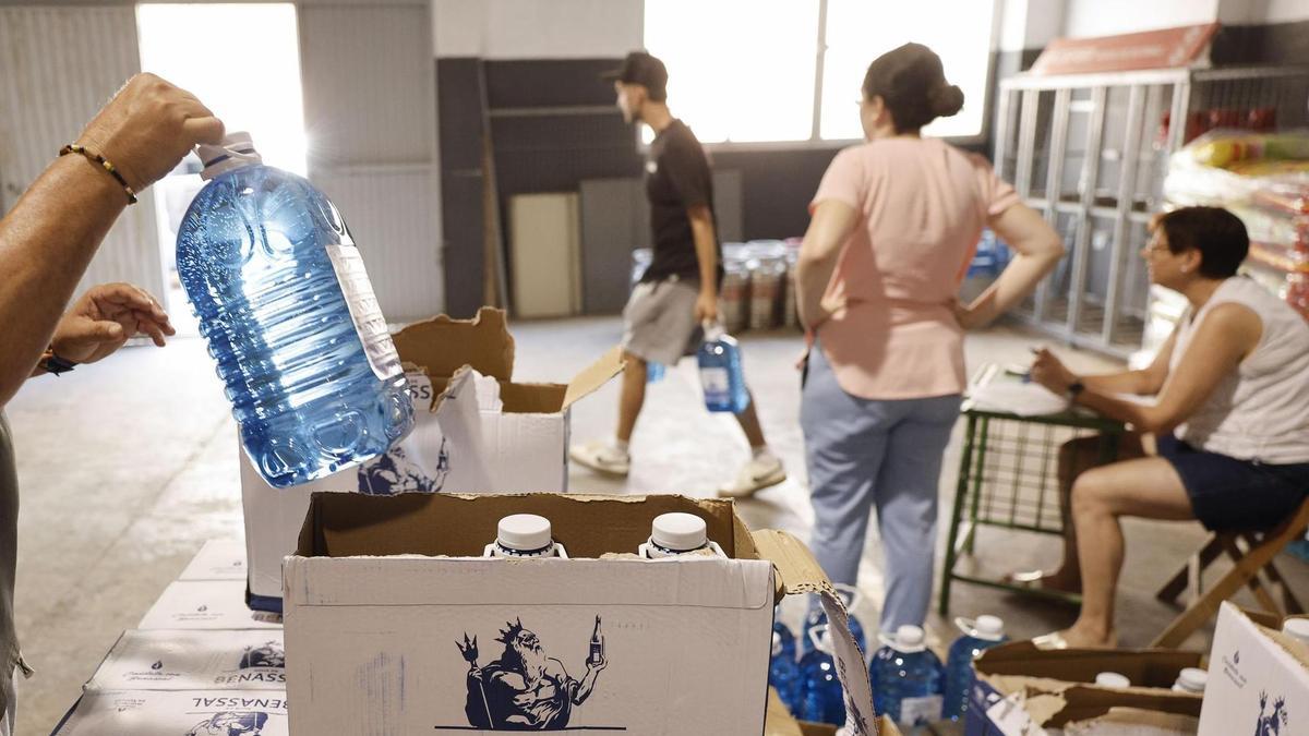 Reparto de agua en Algondeguilla, este viernes.