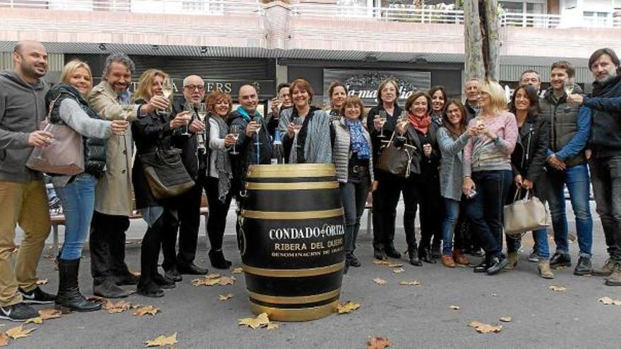 Ahir al migdia botiguers implicats en la il·luminació del segon tram del Passeig van brindar per la iniciativa