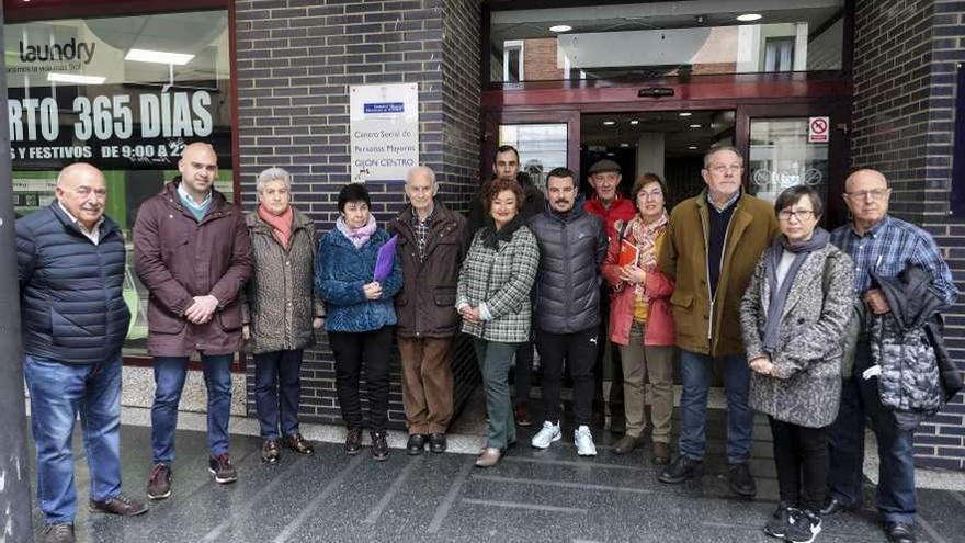 Usuarios del centro de mayores del San Agustín, con los ediles Jesús Martínez Salvador (a la izquierda), Rubén Pérez Carcedo (al fondo, en el centro) y Yolanda Huergo (a la derecha), ayer, en su sede.