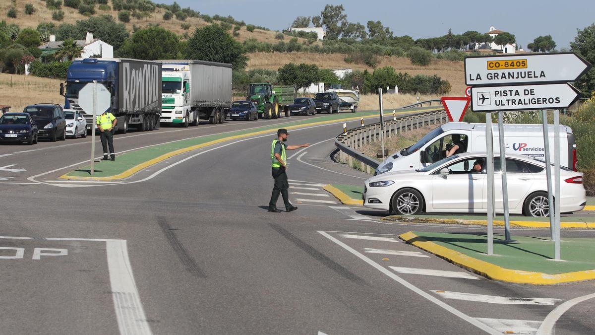 La carretera N-432, a su paso por Fuente Obejuna, durante uno de los cortes de protesta para pedir la autovía.