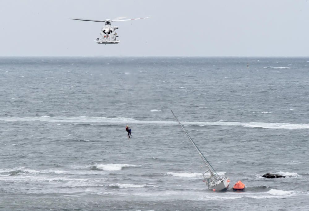 Rescate de un marinero en la playa de Poniente