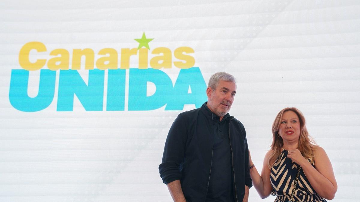 Fernando Clavijo con Rosa Dávila en el Consejo Político Nacional de CC, este sábado, en Santa Cruz de Tenerife.