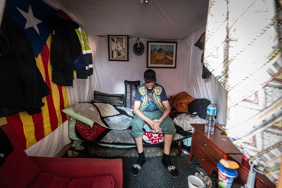 Ali, nombre falso, uno de las personas que vive en el asentamiento, muestra su habitación, con todas su pertenencias Ali, nombre falso, uno de las personas que vive en el asentamiento, muestra su habitación, con todas su pertenencias