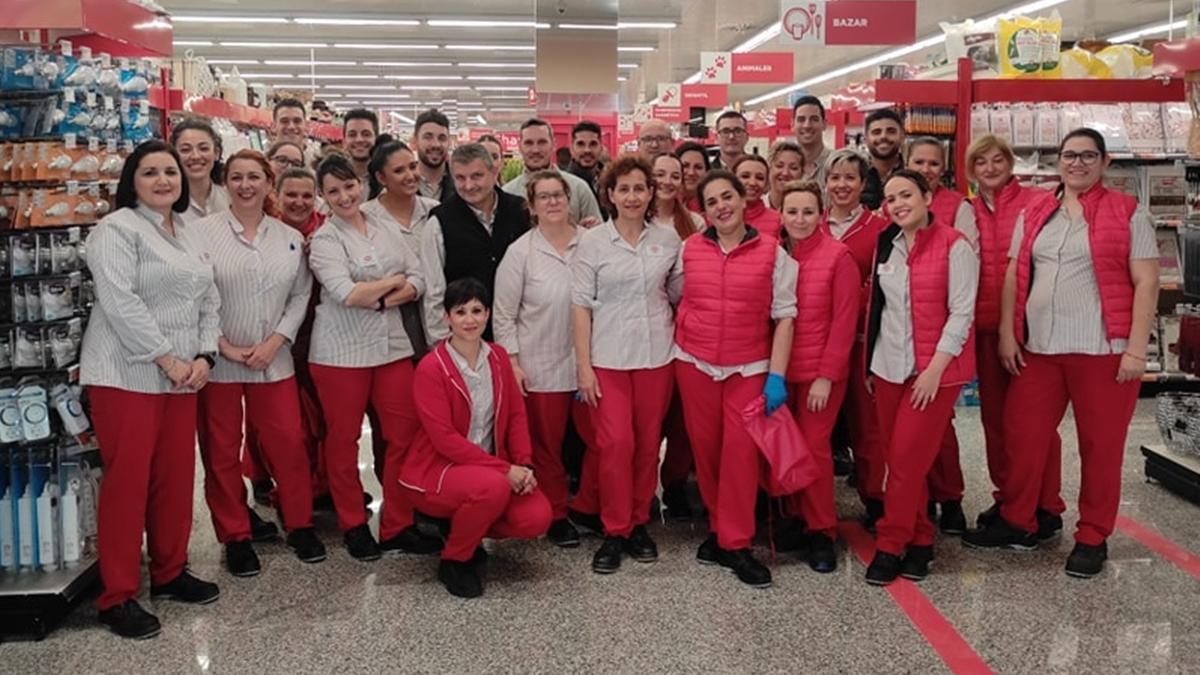 Parte de las 56 personas que componen el equipo del nuevo supermercado de Deza Calidad.