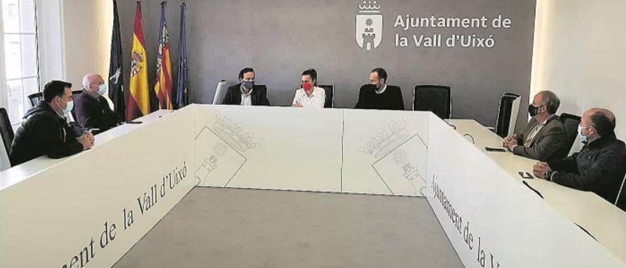 La alcaldesa y el concejal de Política Económica reunidos con los representantes de las comisiones promotoras.