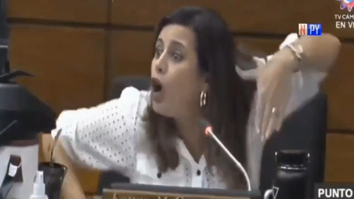 Vídeo | Una diputada del Paraguai contesta a l’oposició al ritme robòtic de ‘Te felicito’, de Shakira