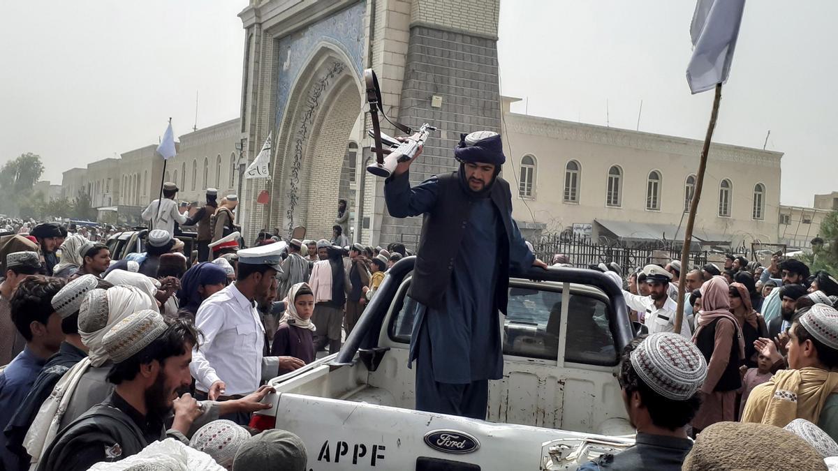 Afganistán ya está bajo dominio talibán