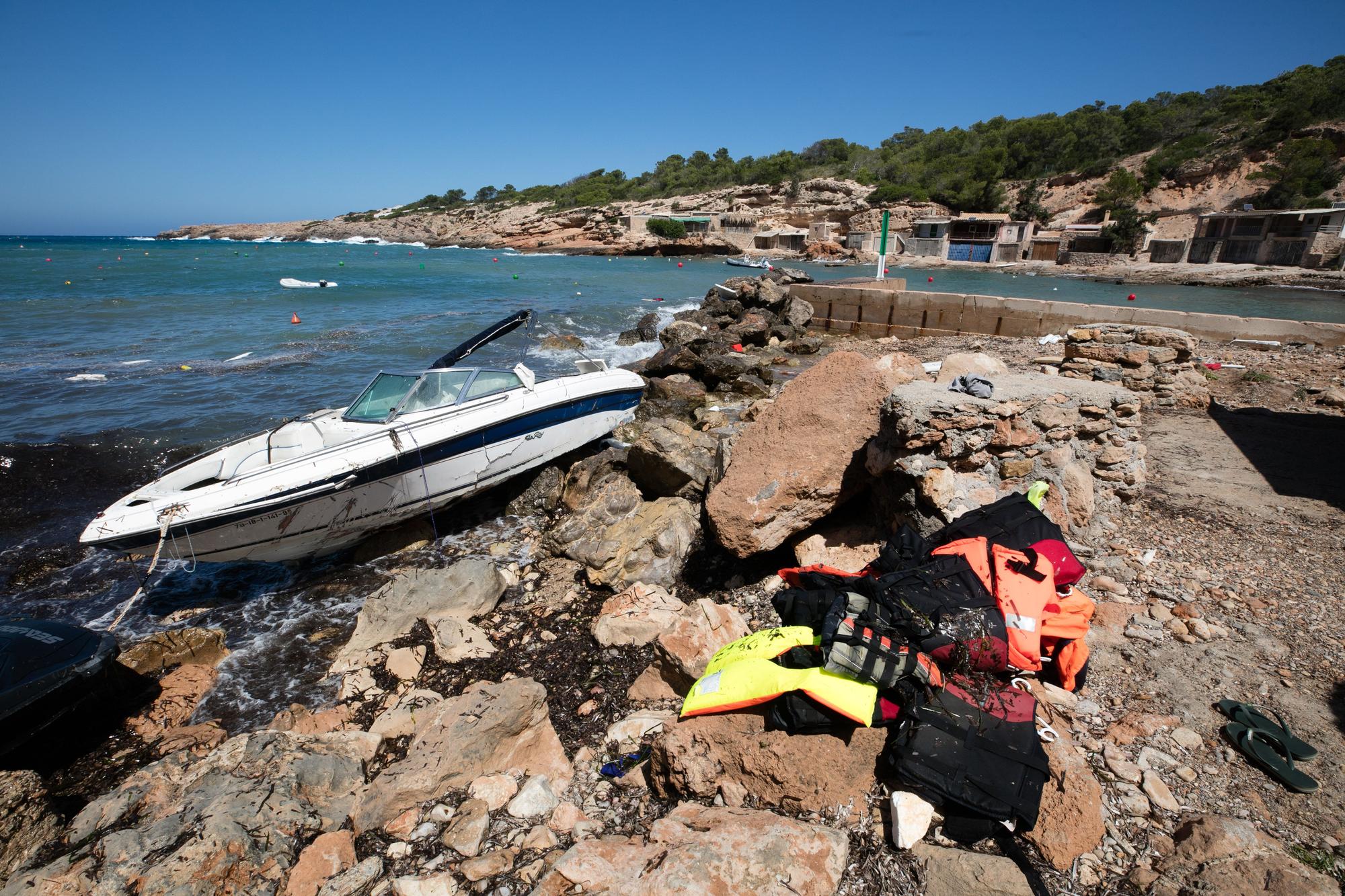 Así han quedado los barcos de una cala de Ibiza por el fuerte viento