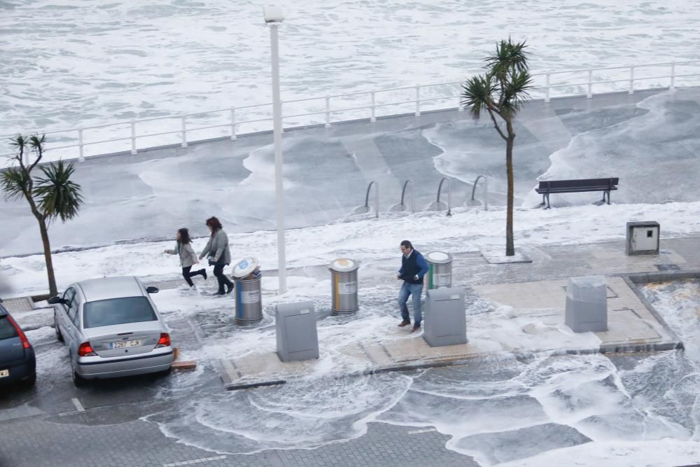 Oleaje en Gijón