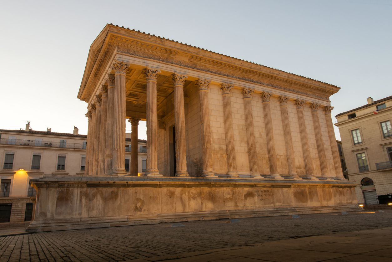 Templo romano Maison Carrée, un tesoro en la ciudad de Nimes.