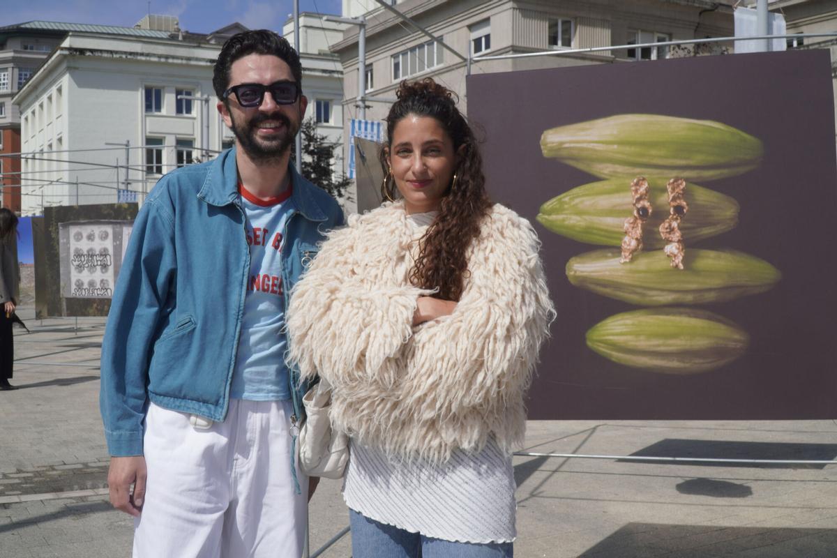 María cereijo y su compañero con su fotografía en la Galicia Design Week.