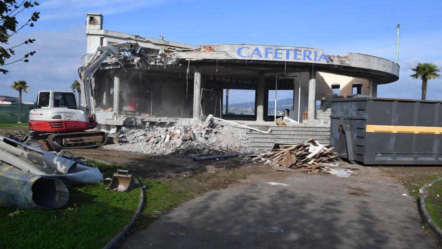 Derribo histórico: desaparecen 20 años de un edificio ilegal en Sada