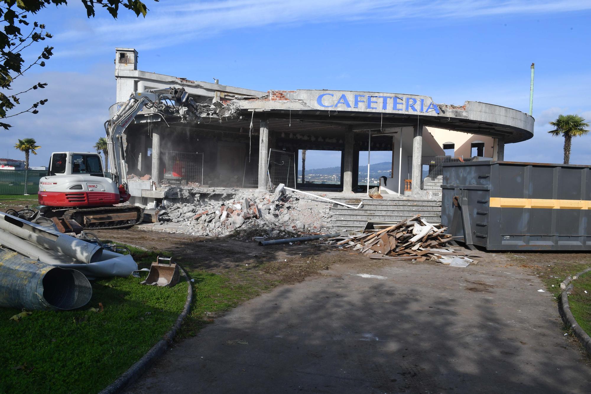 Derribo histórico: desaparecen 20 años de un edificio ilegal en Sada