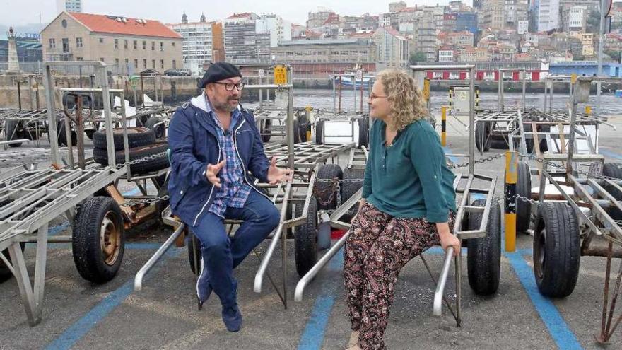Xosé Henrique entrevistando a Bea, trabajadora en la subasta en la Lonja de marisco. // Marta G. Brea
