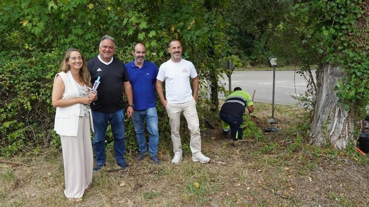 Por la izquierda, Marta Rodríguez, técnico municipal; Alejandro Villa, edil de Alumbrado; Francisco Fernández, de la empresa adjudicataria y Ángel García, en la zona de obra.