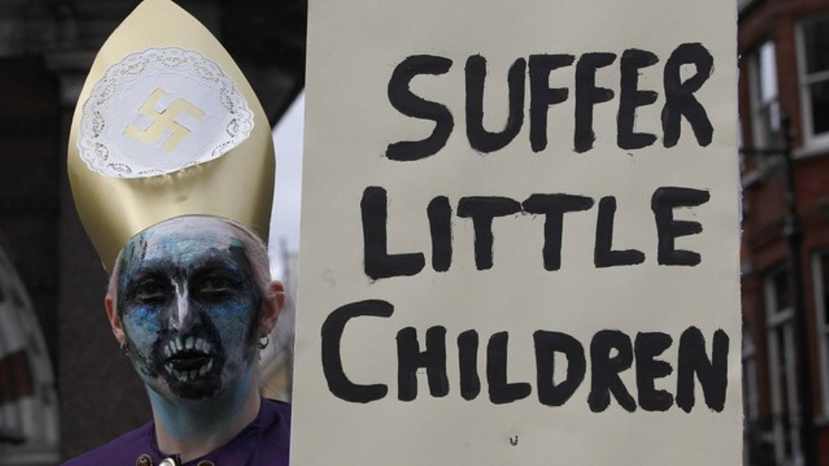 Un manifestante, durante la visita del papa Benedicto XVI a Londres, en septiembre del 2010.