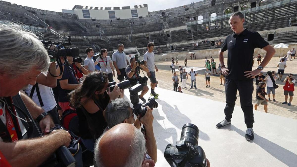 Froome atendió a la prensa en el teatro romano de NImes