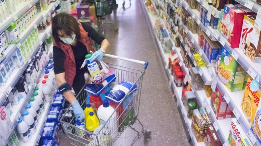 Una dona comprant en un supermercat durant la pandèmia de la covid