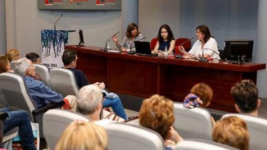 Público asistente a la conferencia sobre el cáncer.