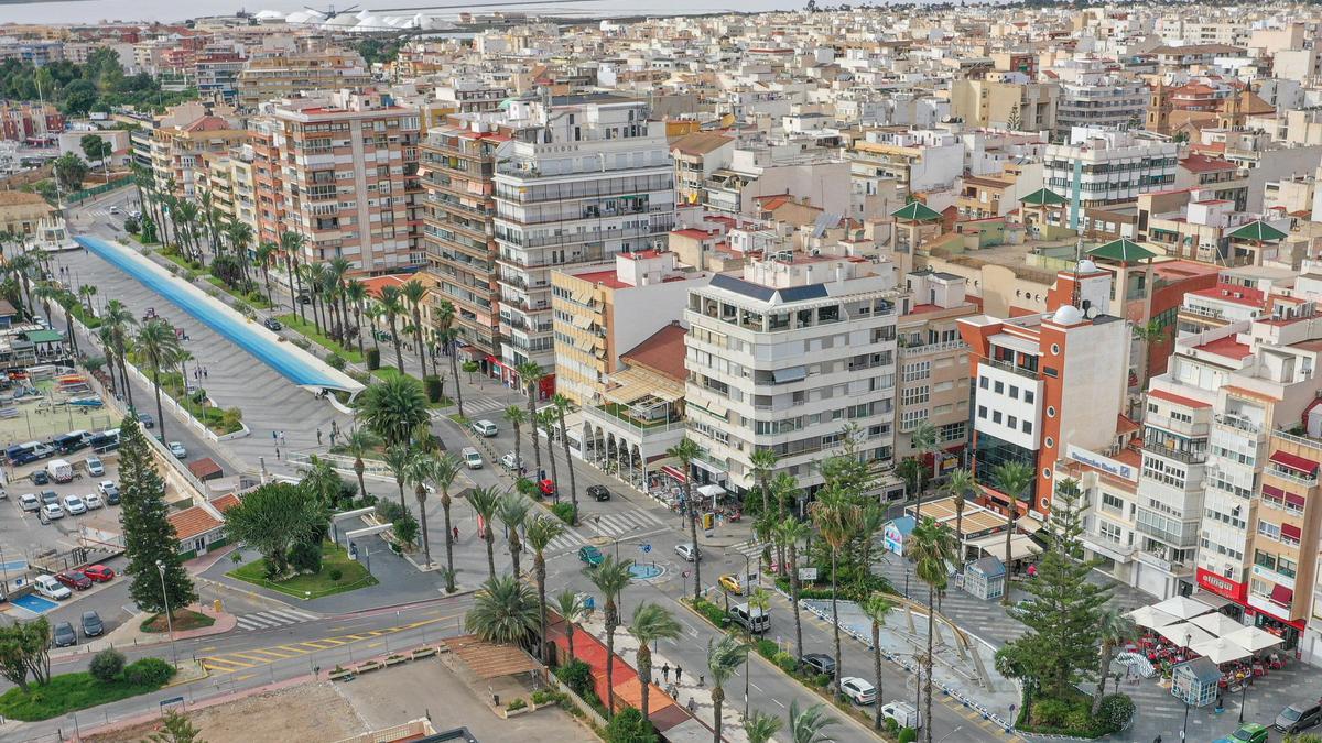 Vista aérea del centro de Torrevieja con la laguna al fondo y el paseo Vista Alegre en primer término.