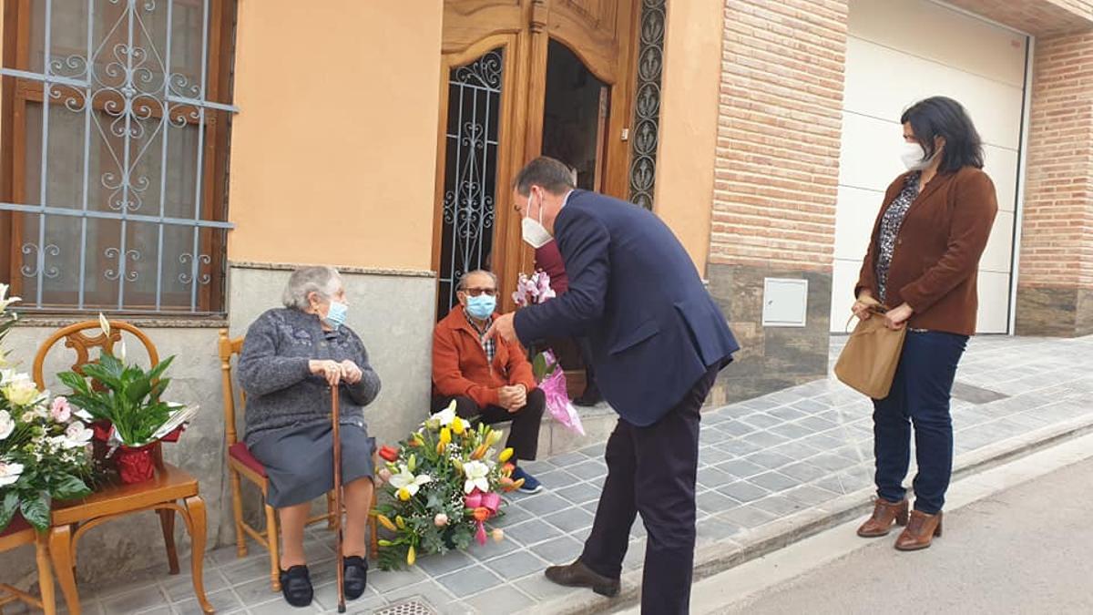 El alcalde Robert Ragay la teniente alcalde Tere Pozuelo felicitan a Maruja.
