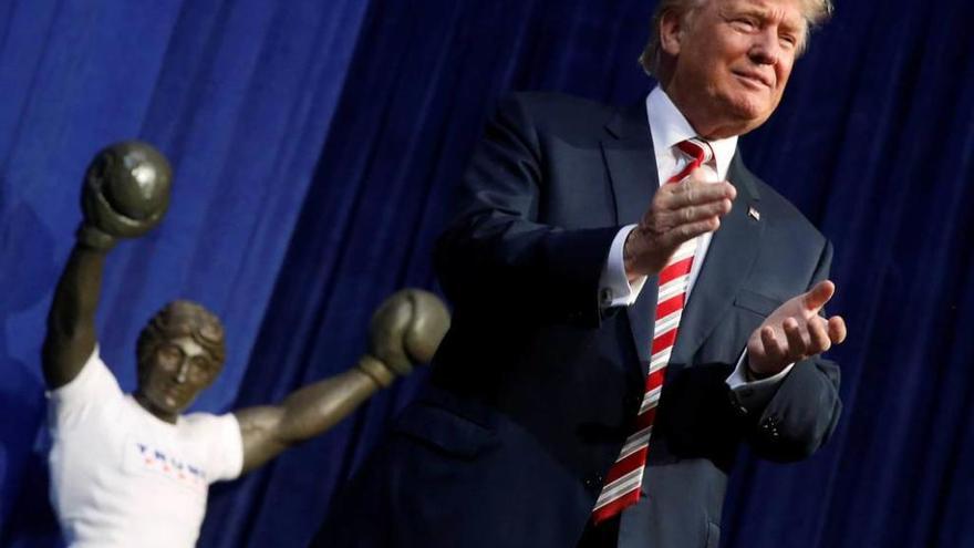 Trump, en Pensilvania, junto a una efigie del cinematográfico &quot;Rocky&quot;.