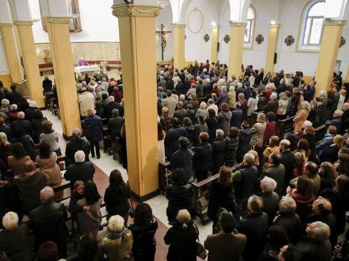 La iglesia de la Milagrosa, abarrotada para despedir al urólogo gijonés.