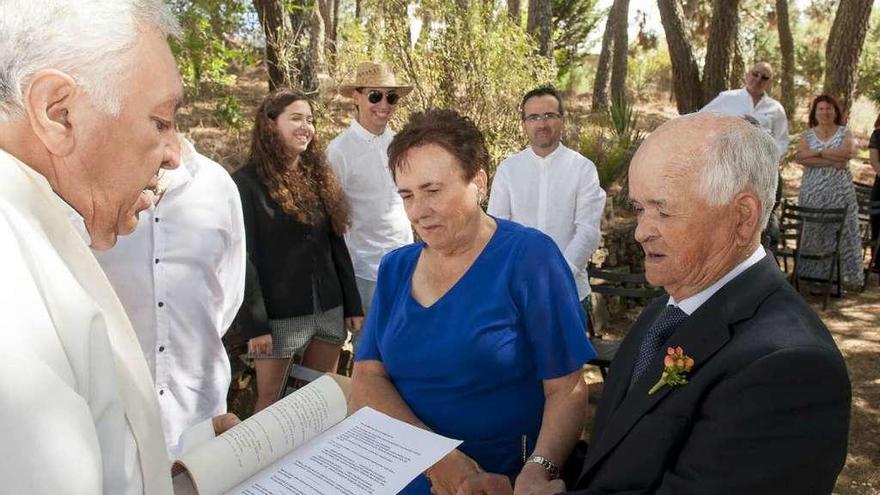 Marcelino Gutiérrez oficia las bodas de oro de Tomás Castaño y María Fernández.