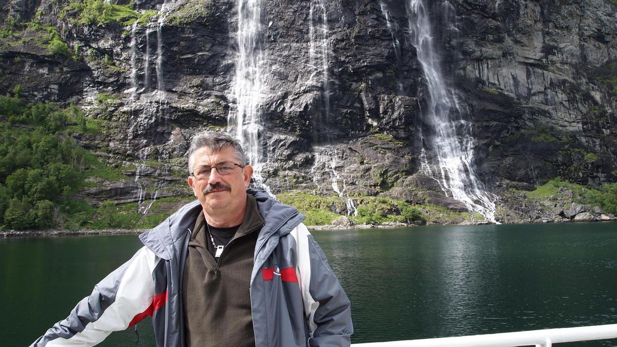 En sus viajes, en los primeros años jubilado, cultivó aficiones como la fotografía, que aún conserva.