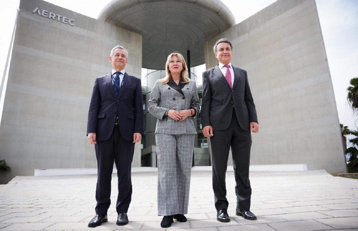 Antonio Gómez-Guillamón, Carolina España y Vicente Padilla, delante de la sede de la tecnológica Aertec, en el Parque Tecnológico de Andalucía (PTA) de Málaga.