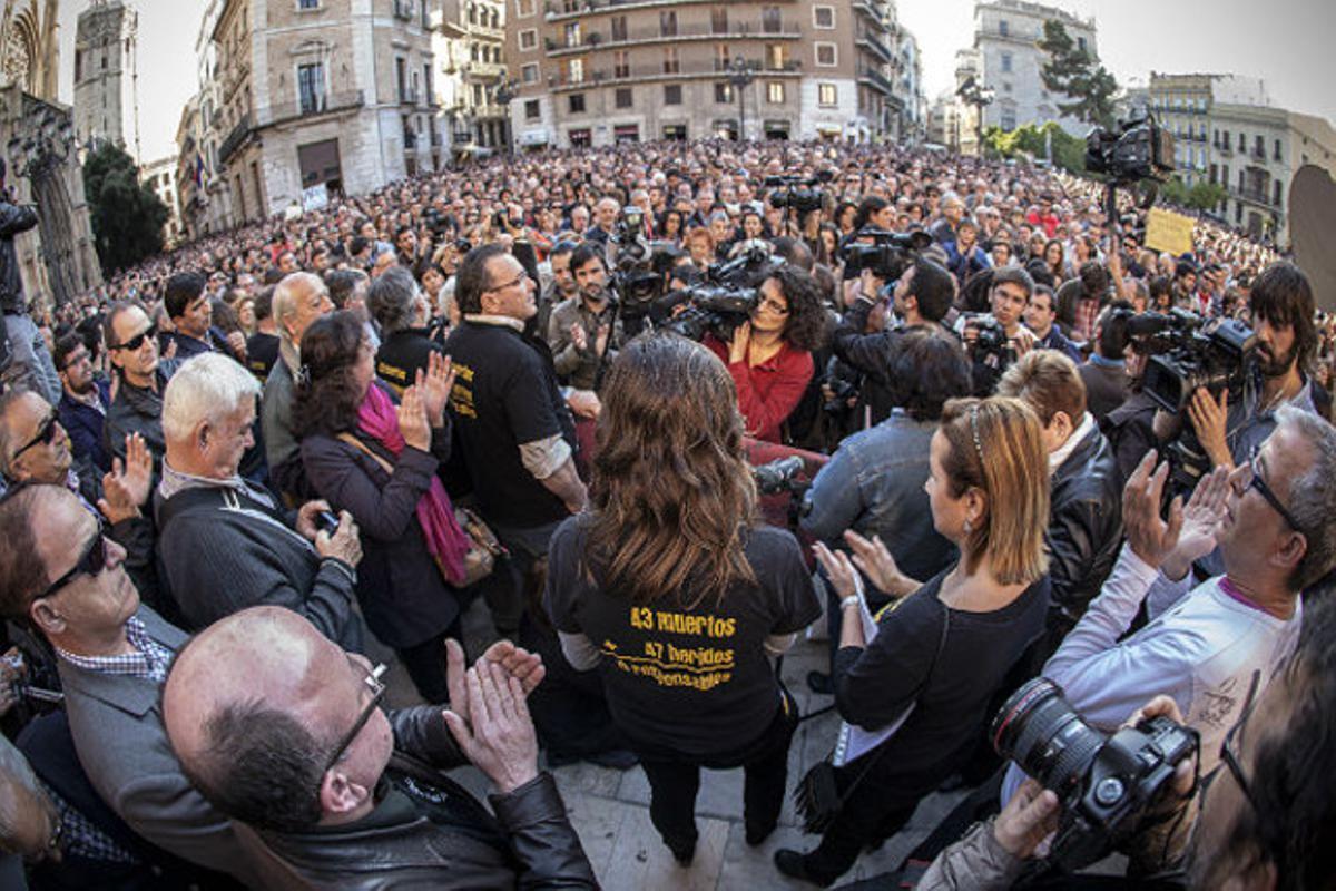 Milers de persones concentrades a València reclamen una investigació seriosa.