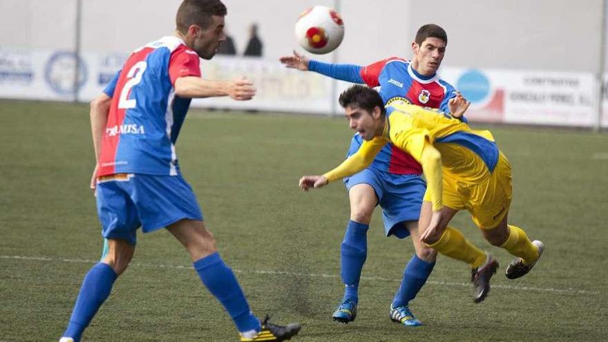 Cristian y Mendi pugnan por un balón con San Eloy en el último Langreo - L&#039;Entregu en Ganzábal.