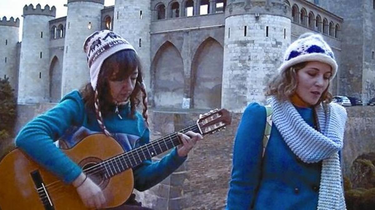 Las protagonistas  8 Laura Andrés (izquierda) y Esther Albalá, en el vídeoclip con el que ganaron el concurso.