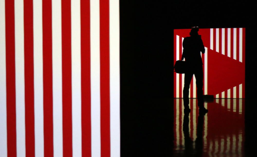 Daniel Buren, creador de la obra que ha convertido al Cubo del puerto en el mayor símbolo de la Málaga cultural, propone un universo de proyecciones para redescubrir el centro malagueño