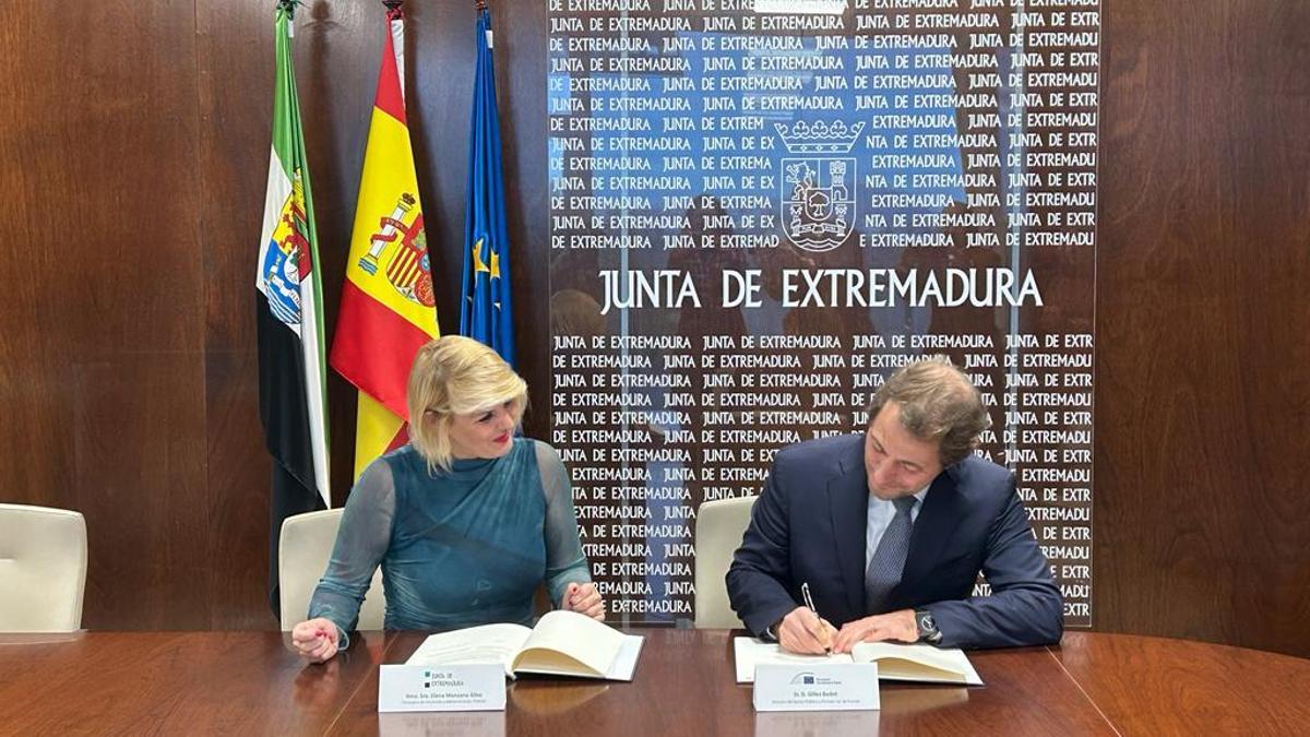 Elena Manzano y Gilles Badot, firman el préstamo este viernes en Mérida.