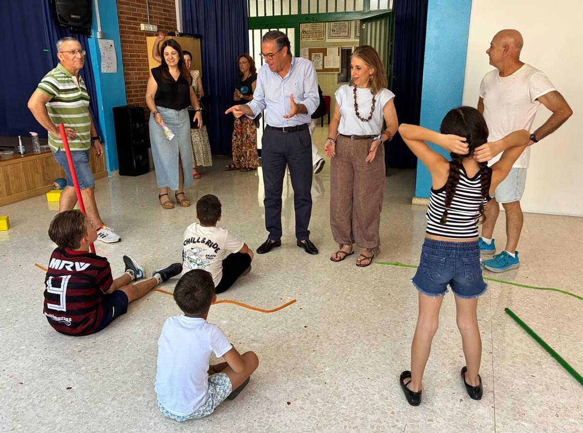 El delegado Miguel Briones ha presentado el Programa de Refuerzo Estival este curso en el CEIP Jábega de Málaga.