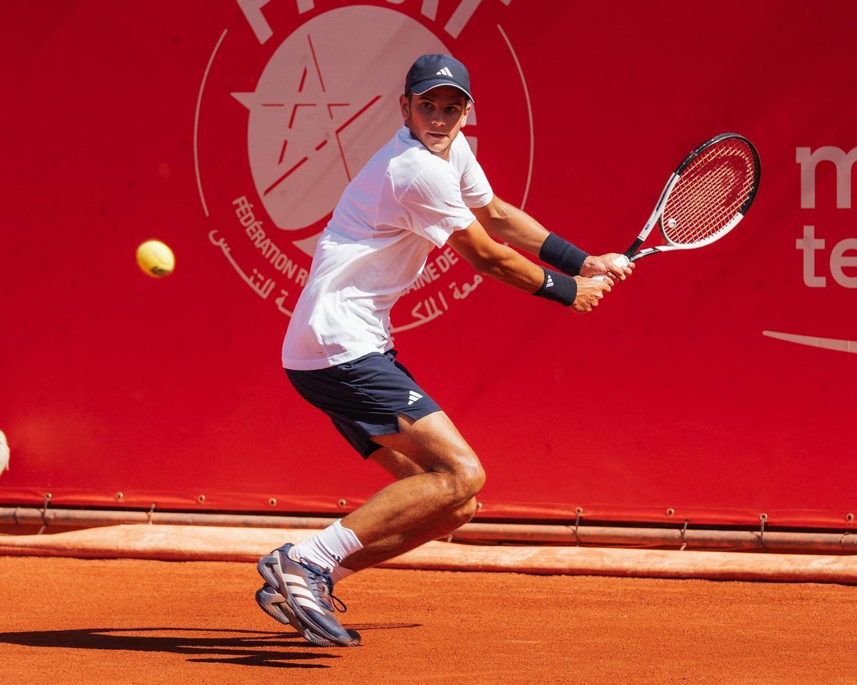 Jódar golpea de revés durante la final de este domingo en Marrakech.