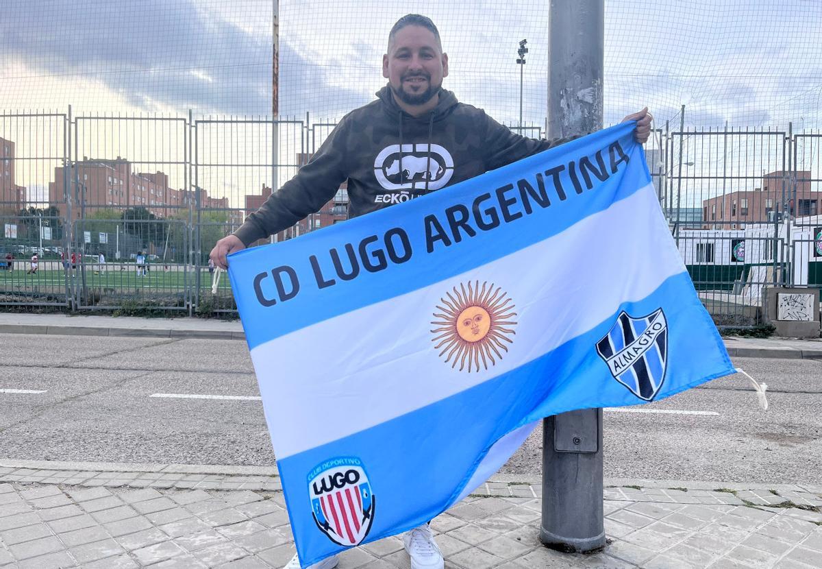 Gonzalo Bobadilla, con la bandera que lleva el escudo del CD Lugo y Club Almagro, sus dos equipos.