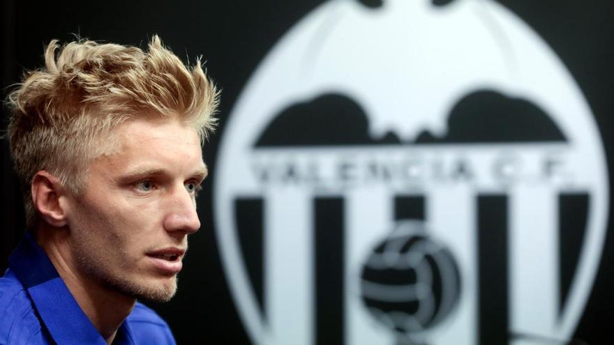 Daniel Wass durante su presentación.