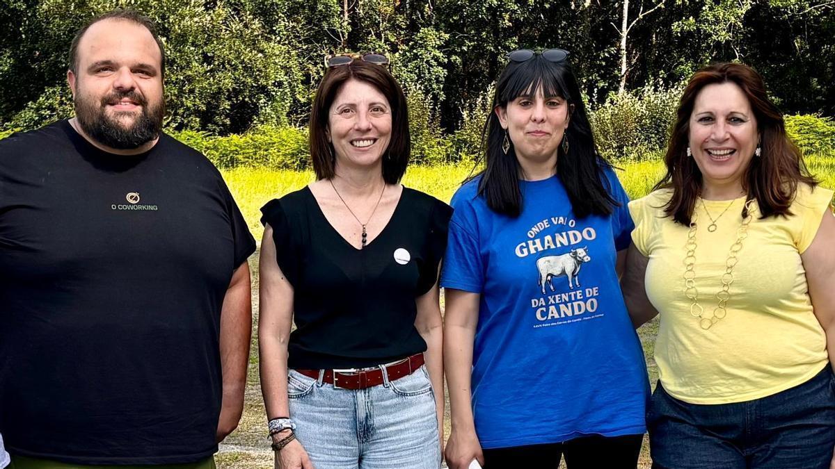 Natividade González e Sol Agra, segunda e cuarta pola esquerda, con representantes da Asociación Veciñal Feira dos Carros de Cando.