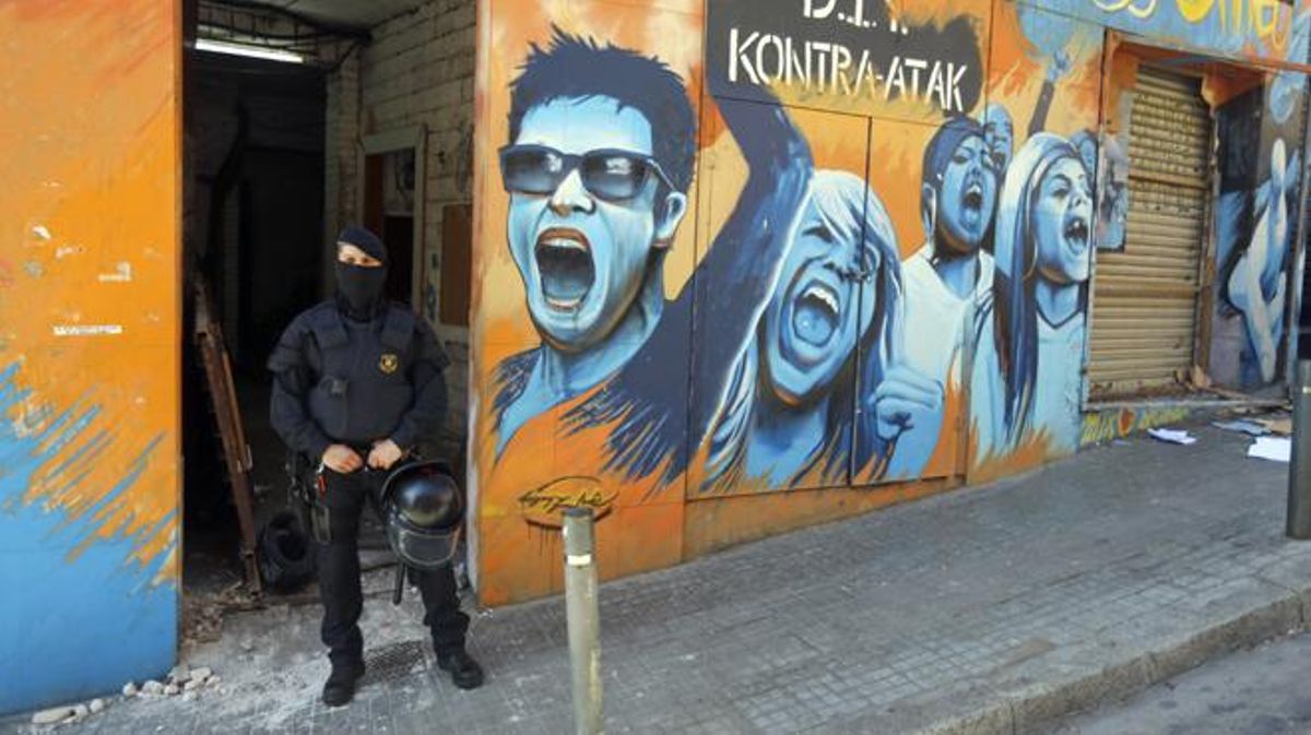 Els Mossos d’Esquadra han registrat des de primera hora d’aquest matí la casa okupada dels Blokes Fantasma de la Salut. El dispositiu policial s’ha activat per complir una ordre internacional de recerca i captura de membres d’una banda sospitosa d’atracar bancs a Alemanya 