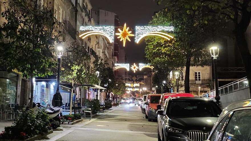 Los arcos lumínicos lucen en la calle Ronda de Don Bosco de Vigo.