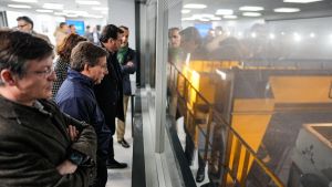 El alcalde de Madrid, José Luis Martínez-Almeida, en la nueva planta de comppsotaje de Los Cantiles, en el parque tencológico de Valdemingómez.