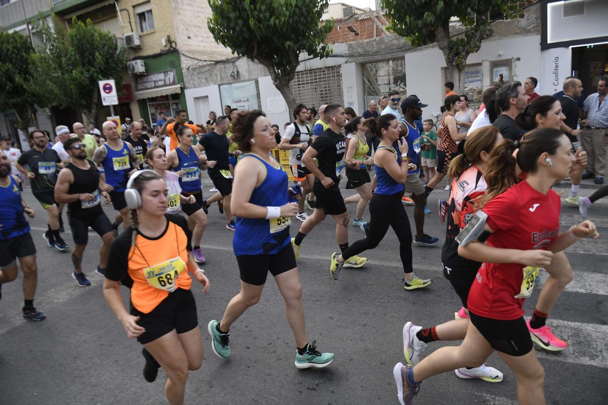 Participantes en la Zancada de Llano de Brujas