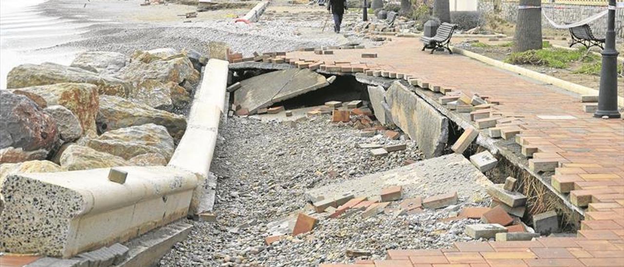 Costas ignora los daños del paseo diez días después del temporal