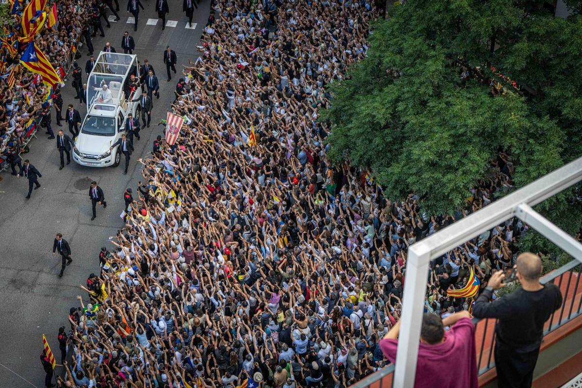León XIV recorre el Eixample en papamóvil